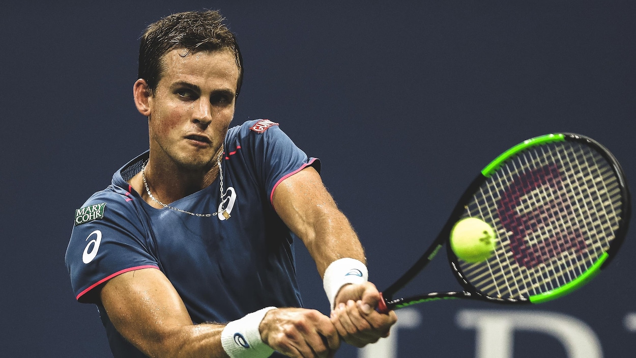 Vasek Pospisil frappe la balle du revers lors d'un match contre Rafael Nadal. Vasek Pospisil frappe la balle du revers lors d'un match contre Rafael Nadal.