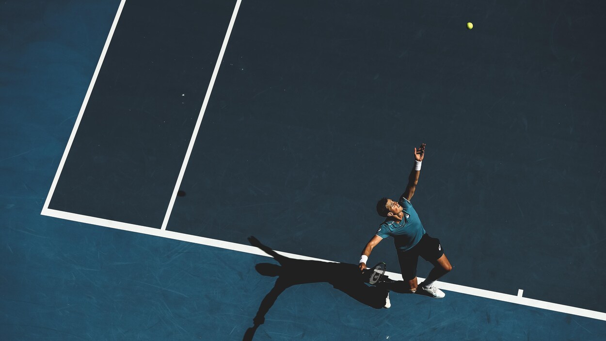 Vasek Pospisil s'apprête à faire un service aux Internationaux d'Australie. Vasek Pospisil s'apprête à faire un service aux Internationaux d'Australie.