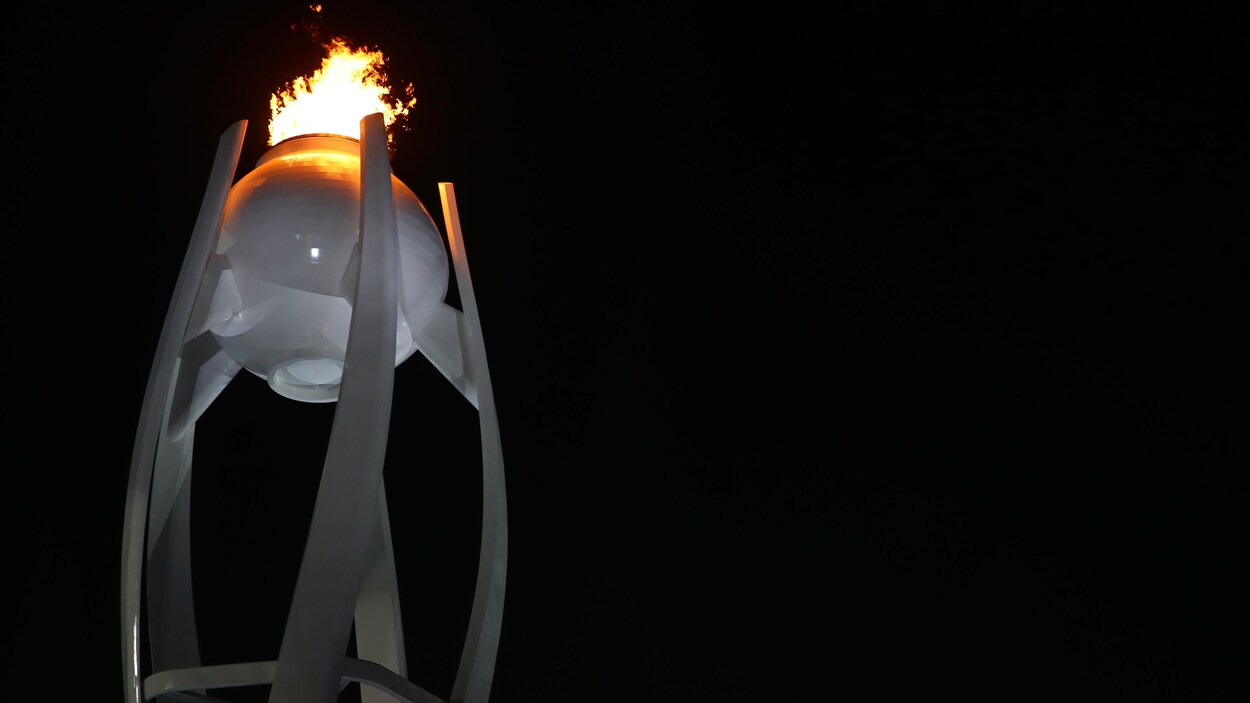 La vasque olympiques brûle lors de la cérémonie d'ouverture des Jeux olympiques d'hiver de Pyeongchang, 2018. La vasque olympiques brûle lors de la cérémonie d'ouverture des Jeux olympiques d'hiver de Pyeongchang, 2018.