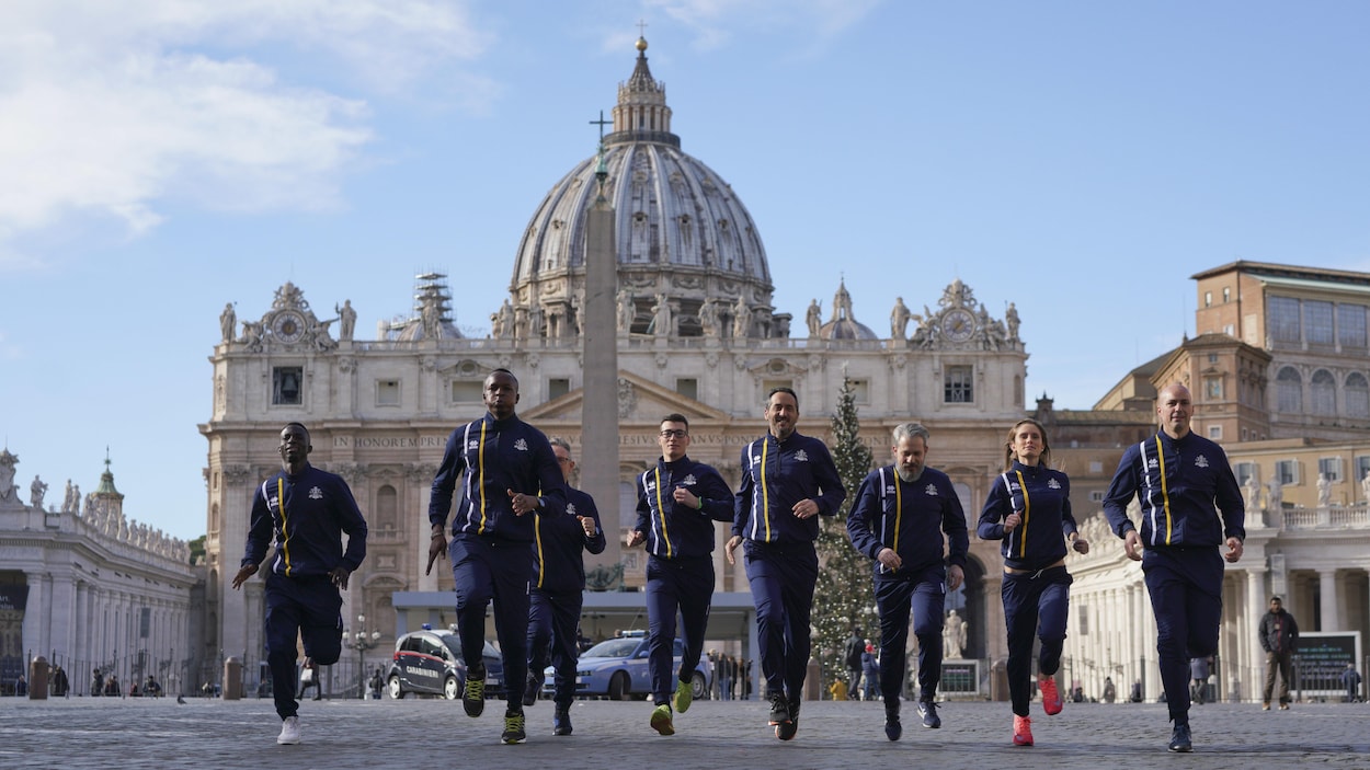 Des athlètes de la première association sportive du Vatican courent devant la basilique Saint-Pierre.