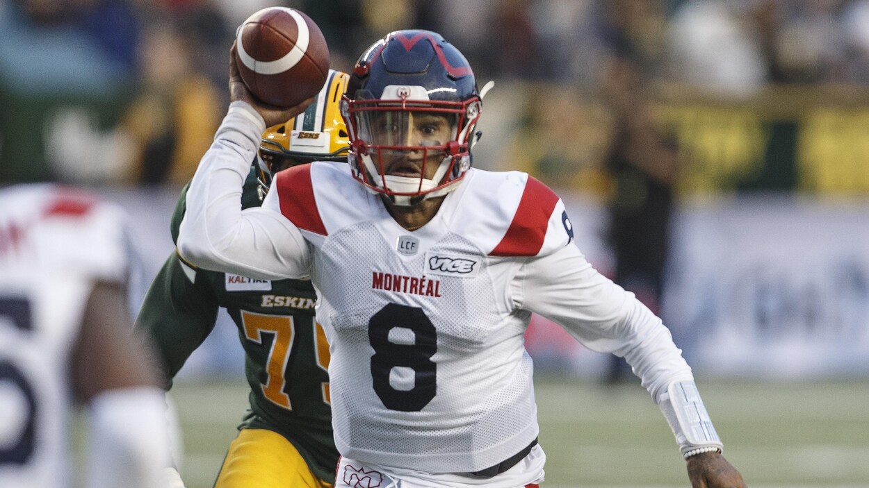 Le quart-arrière s'apprête à effectuer une passe contre les Eskimos.