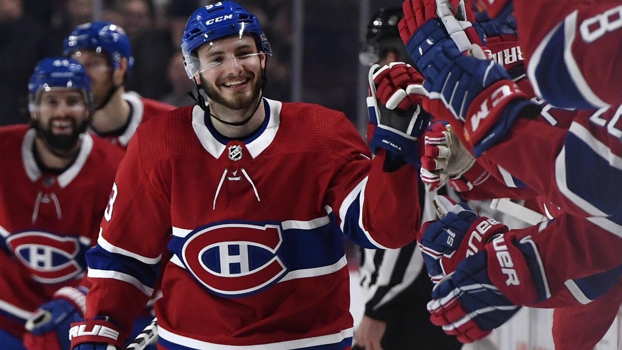 Victor Mete, tout sourire, est félicité par ses coéquipiers au banc