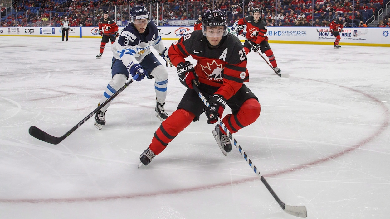 Janne Kuokkanen et Victor Mete en action au Championnat du monde de hockey junior à Buffalo Janne Kuokkanen et Victor Mete en action au Championnat du monde de hockey junior à Buffalo