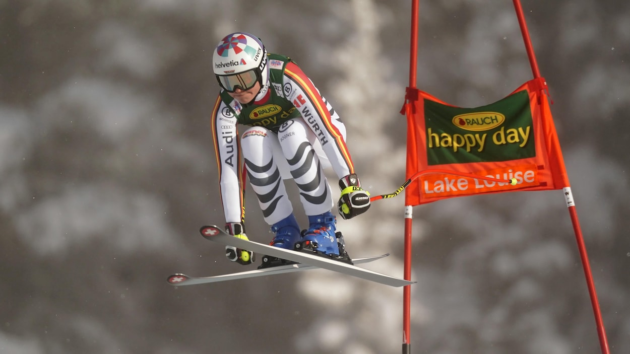 La skieuse allemande quitte le sol à la sortie d'une porte.