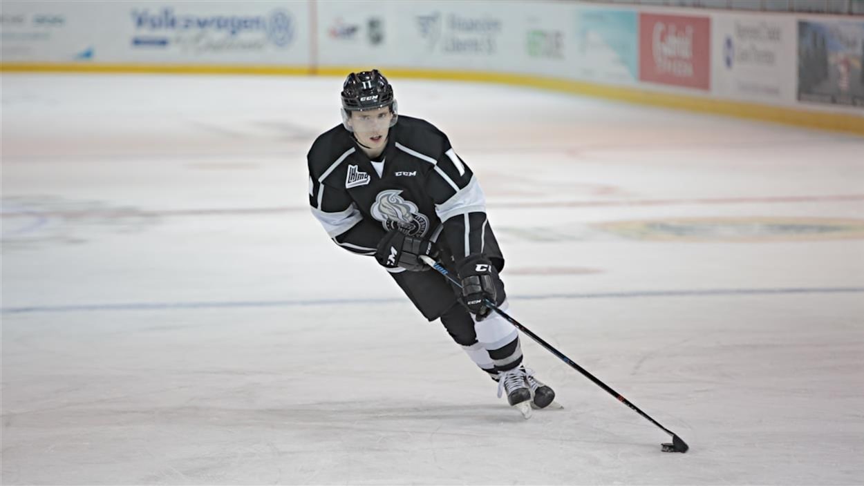 Abramov s'élance sur la glace avec une rondelle.