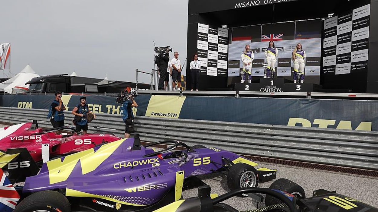 Le trophée est à ses pieds.