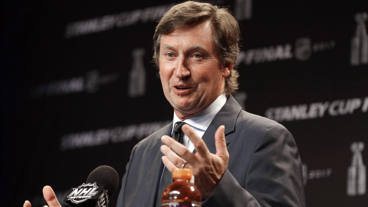 Wayne Gretzky devant un lutrin en conférence de presse répond à des questions. Wayne Gretzky devant un lutrin en conférence de presse répond à des questions.