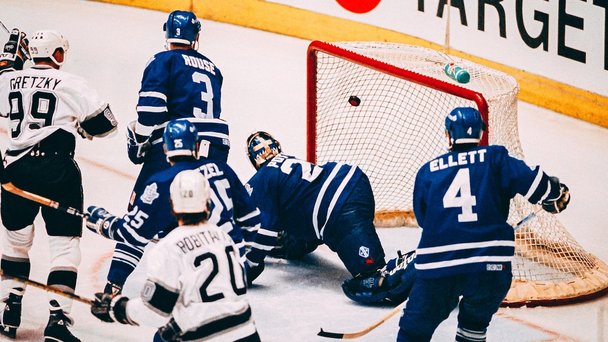 Wayne Gretzky déjoue Félix Potvin en prolongation du 6e match de la série entre les Kings de Los Angeles et les Maple Leafs de Toronto, le 27 mai 1993. Wayne Gretzky déjoue Félix Potvin en prolongation du 6e match de la série entre les Kings de Los Angeles et les Maple Leafs de Toronto, le 27 mai 1993.
