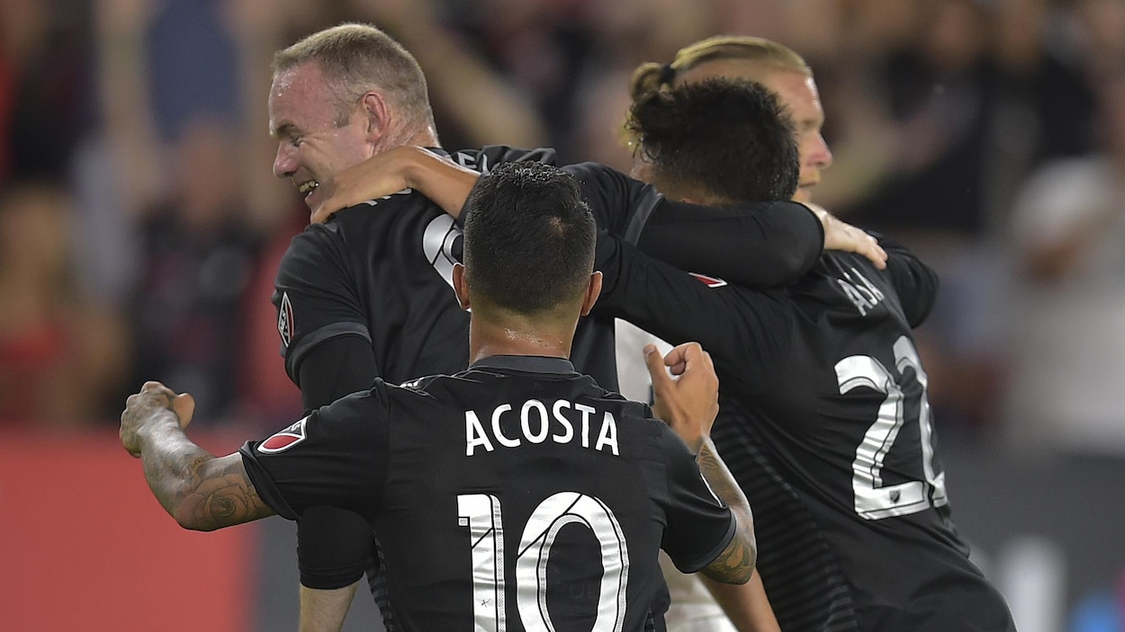 Les quatre joueurs s'enlacent. Les quatre joueurs s'enlacent.
