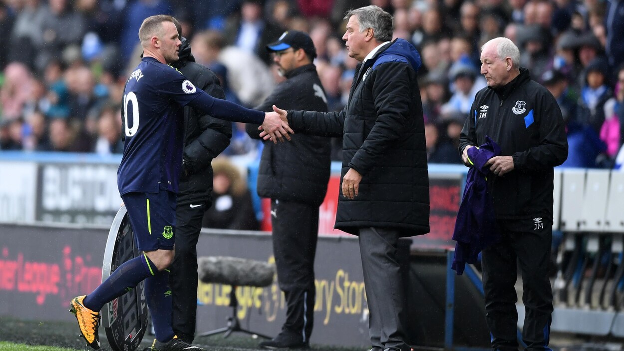 L'attaquant Wayne Rooney quitte le terrain après un match. L'attaquant Wayne Rooney quitte le terrain après un match.