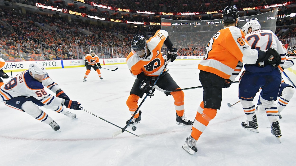 Wayne Simmonds en action contre les Oilers Wayne Simmonds en action contre les Oilers