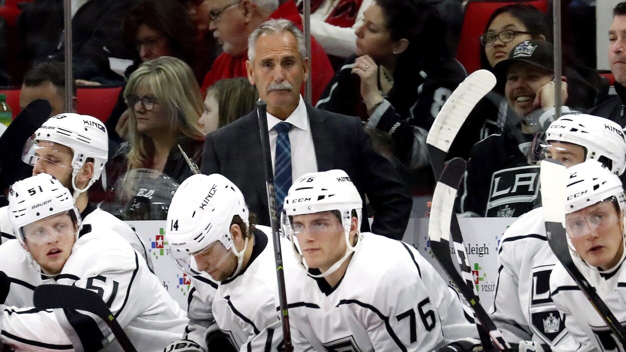 Willie Desjardins surveille l'action derrière le banc des Kings.