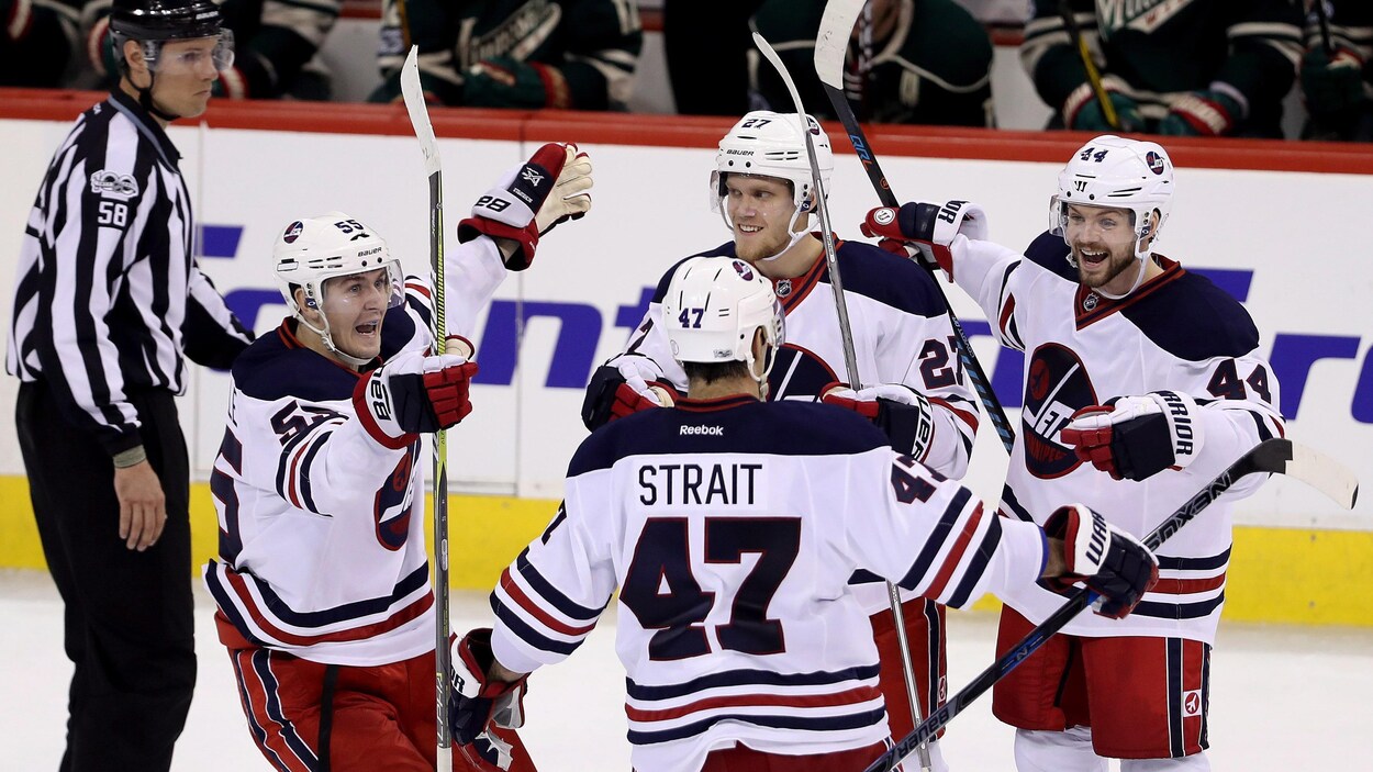 Les joueurs des Jets de Winnipeg célèbrent un but Les joueurs des Jets de Winnipeg célèbrent un but