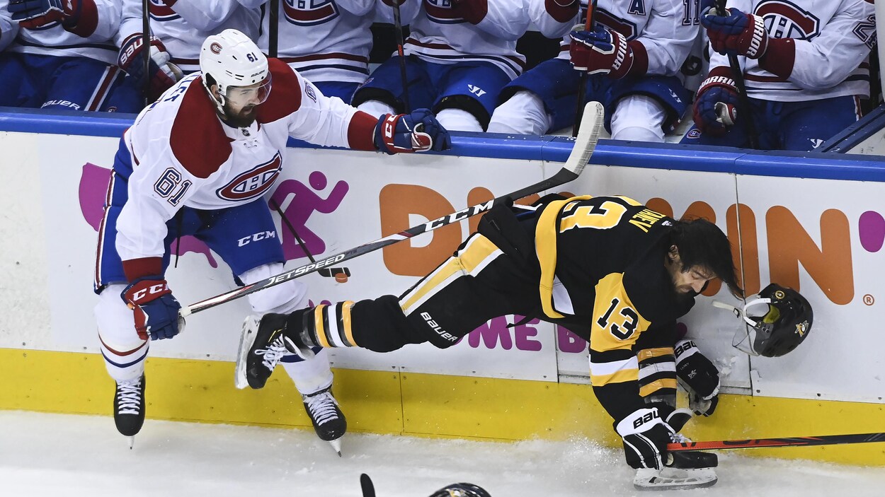 Xavier Ouellet applique une mise en échec à Brandon Tanev.