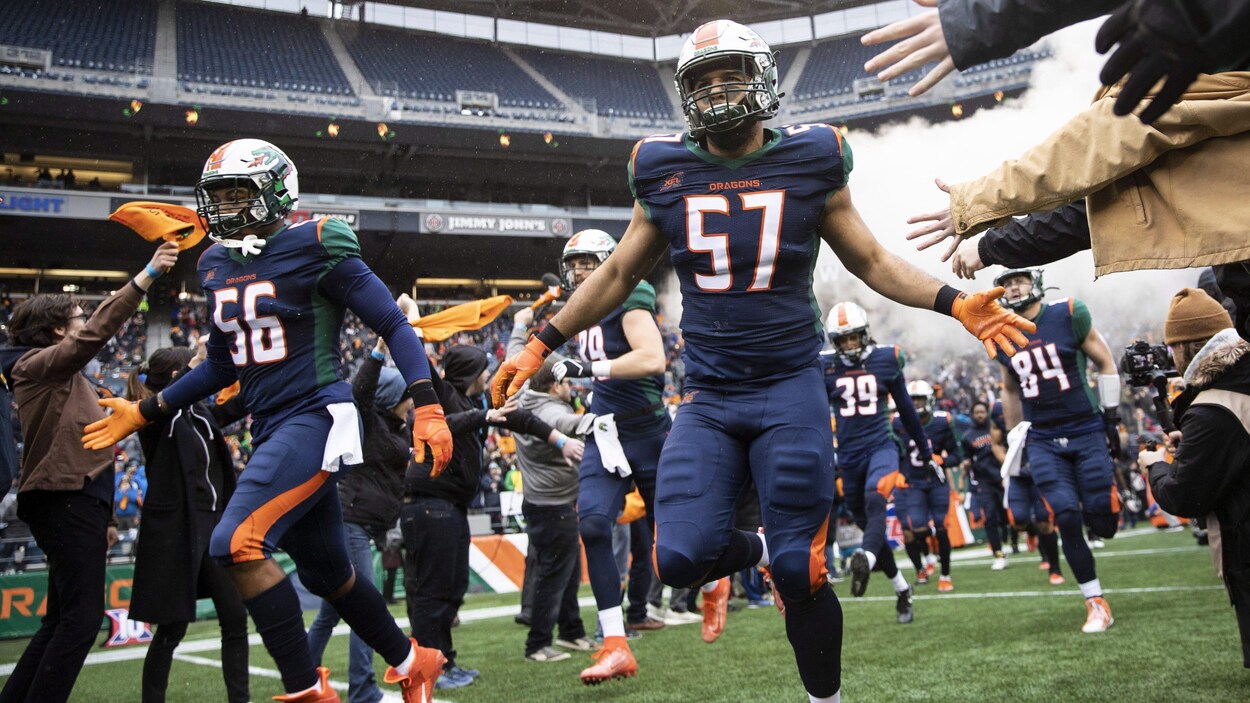Ils foulent le terrain avant un match de la XFL.