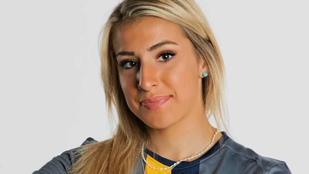 Yasmine tient un ballon dans ses mains pour une photo officielle d'équipe