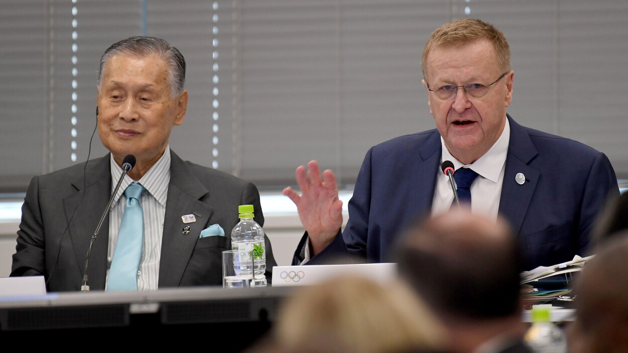 John Coates (à droite) répond aux questions, avec à ses côtés le président du COJO des Jeux de Tokyo, Yoshiro Mori.