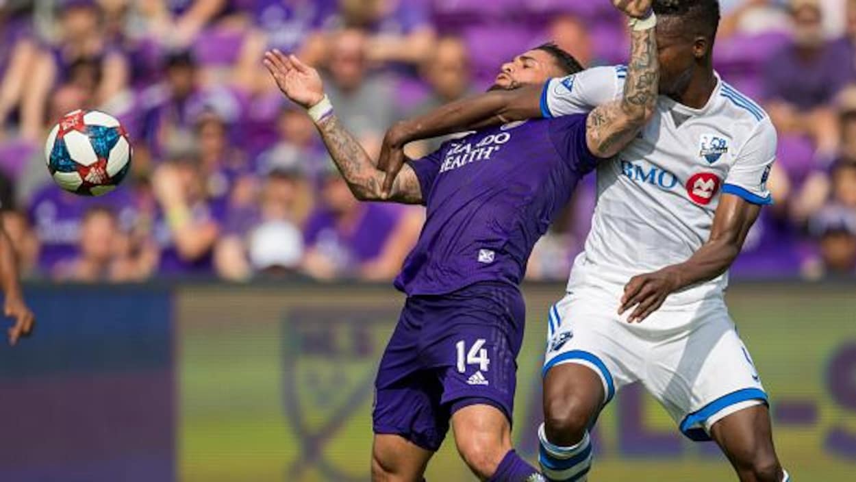 Le joueur de l'Impact met son bras sur la gorge de l'Orlando City SC.