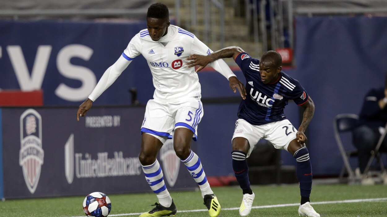 Diallo dribble le ballon.