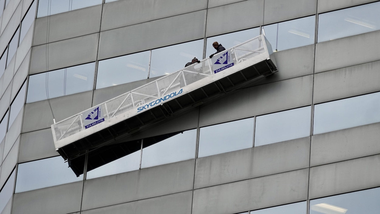 Deux laveurs de vitres secourus d’une nacelle à Montréal
