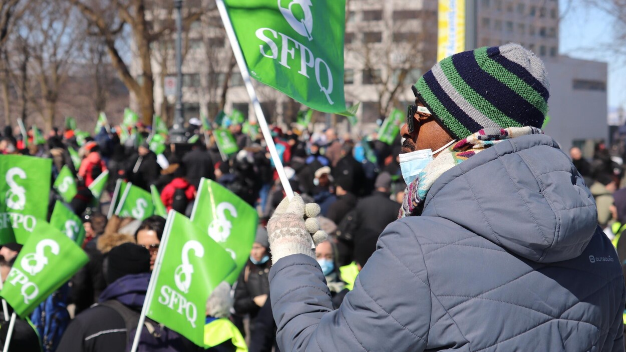 Plus de 20 000 fonctionnaires en grève au Québec RadioCanada