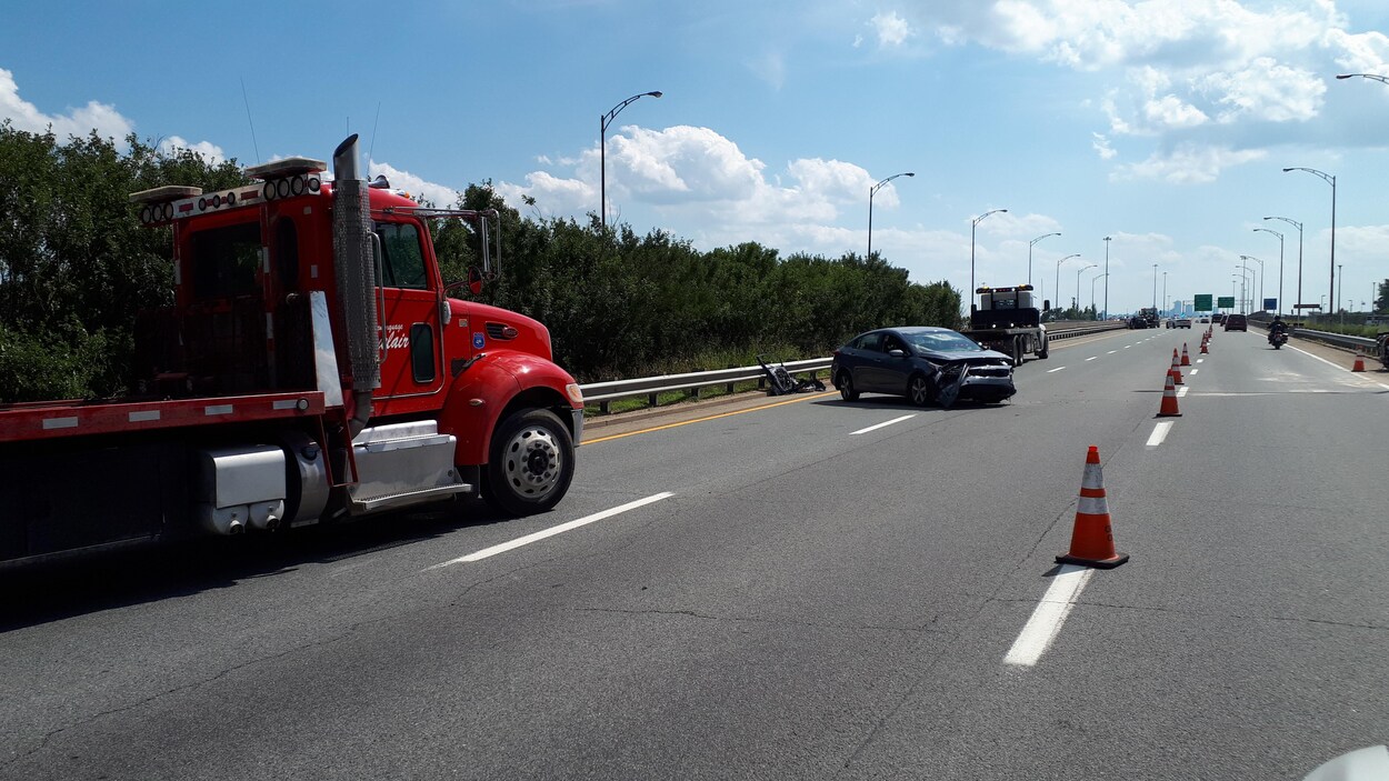 Une voiture accidentée sur l'autoroute Dufferin-Montmorency