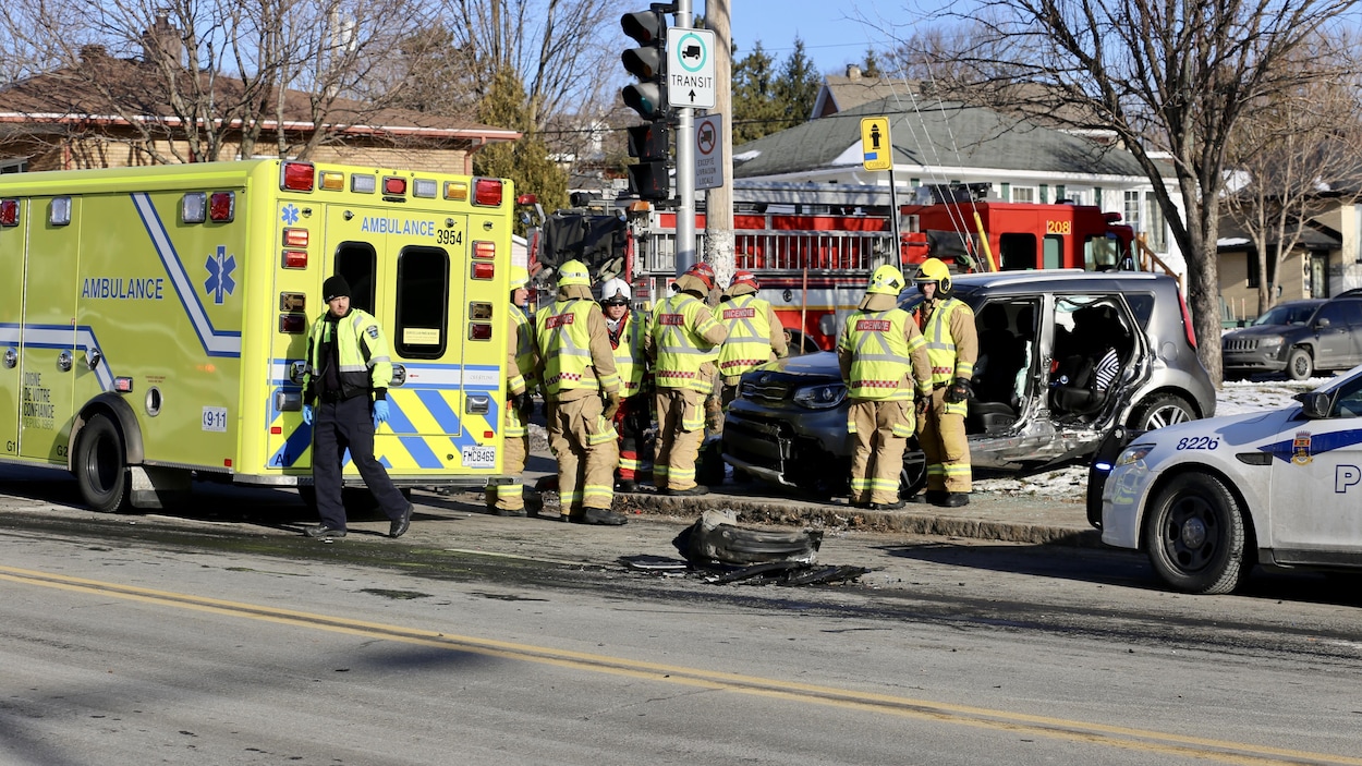 Les pompiers autour d'un véhicule accidenté.