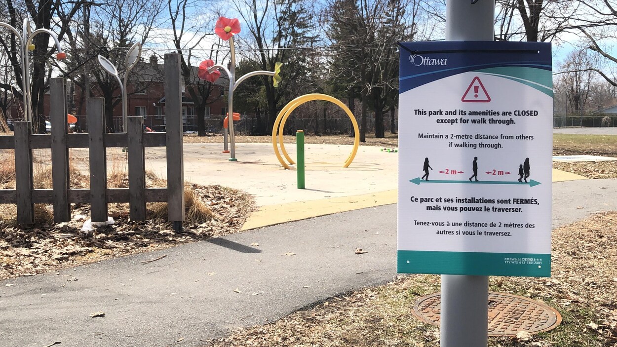 « Ce parc et ses installations sont fermés, mais vous pouvez le traverser », peut-on lire sur l'affiche.