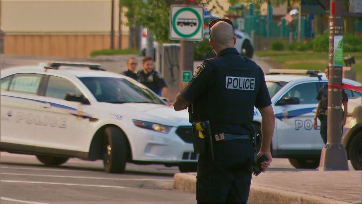 Des voitures de police et des policiers près du Vieux-Port de Québec
