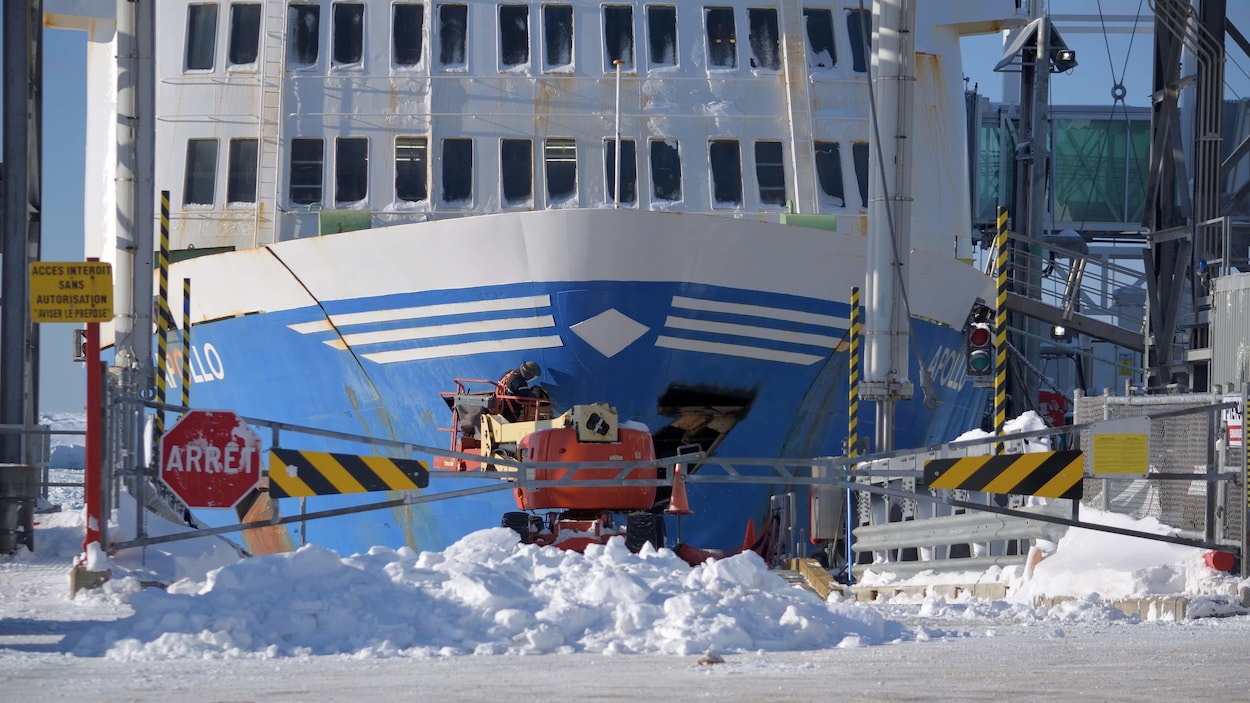 L'ancien traversier Apollo accosté dans la neige.