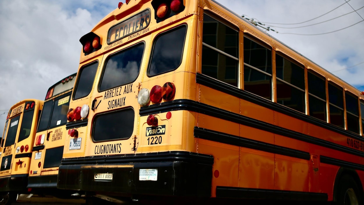 Des autobus scolaires dans un stationnement.