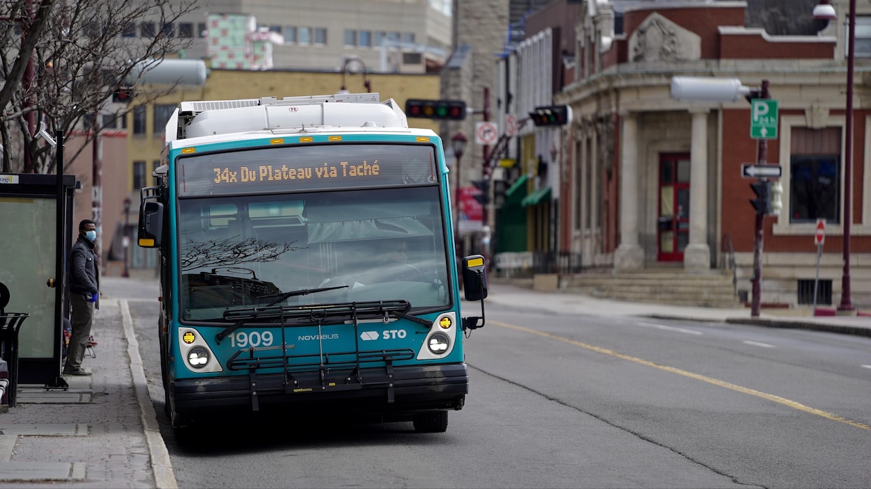 Un autobus de la STO à un arrêt au centre-ville de Gatineau.