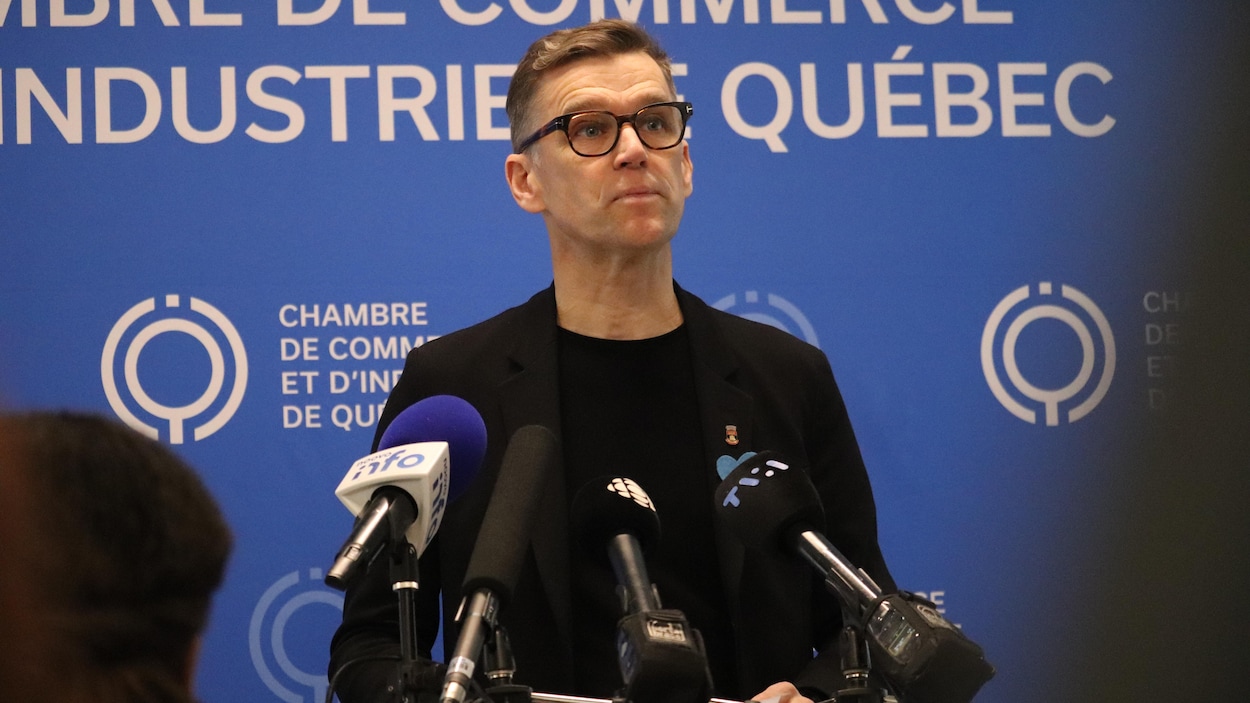 Poursuite pour un « salut nazi » : la défense de Marchand coûtera 52 000 $
