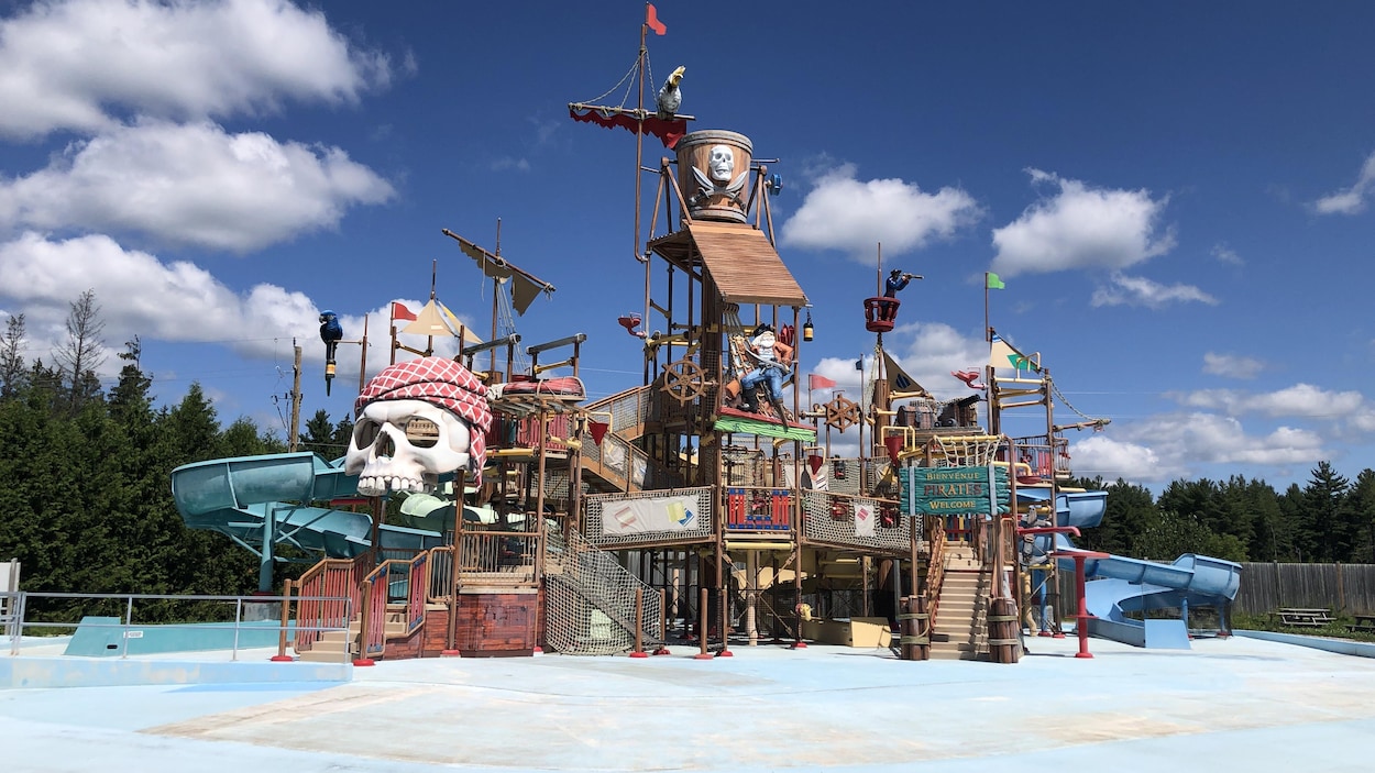 Installation sur le thème des pirates au parc aquatique Calypso.