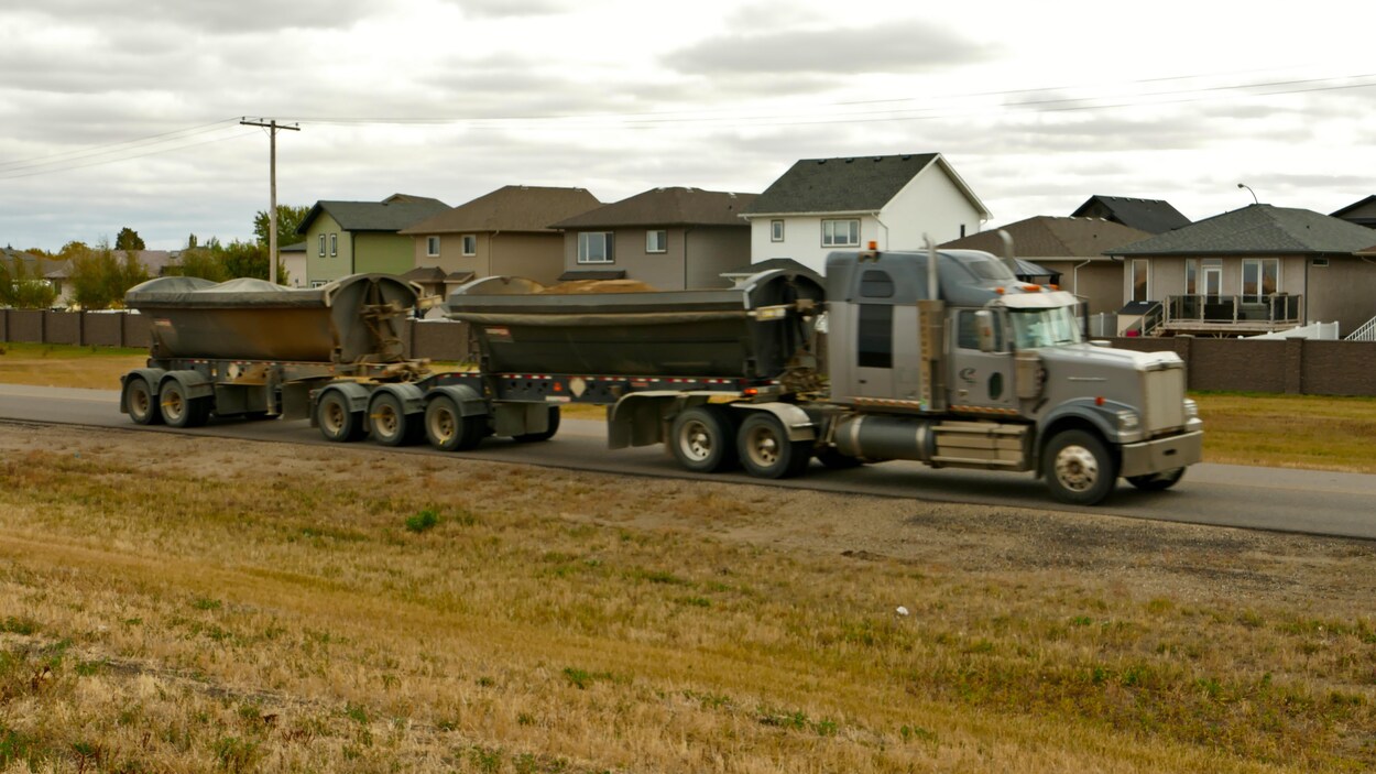 Un camion semi-remorque sur une rue secondaire.