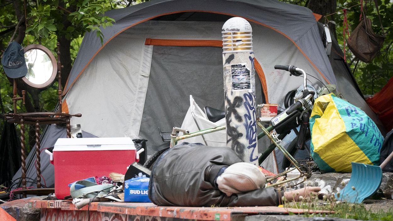 Le démantèlement du campement sous le viaduc Van Horne repoussé par un juge