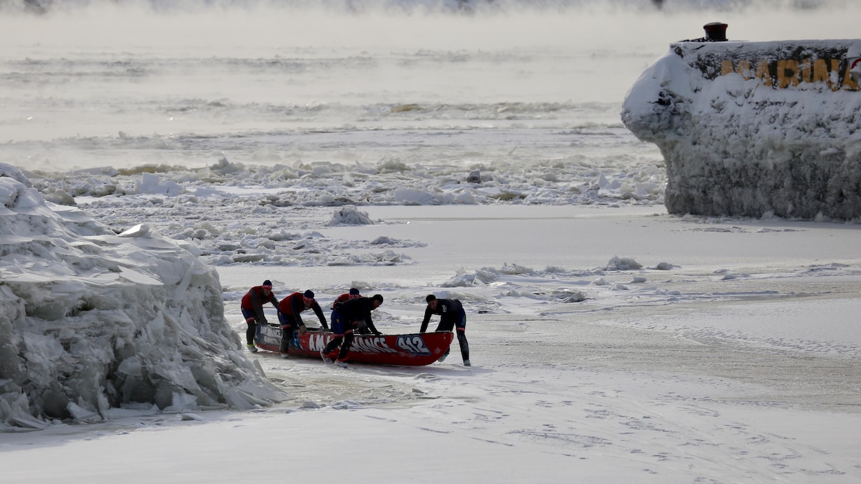 Une équipe de canot dans les glaces du fleuve.