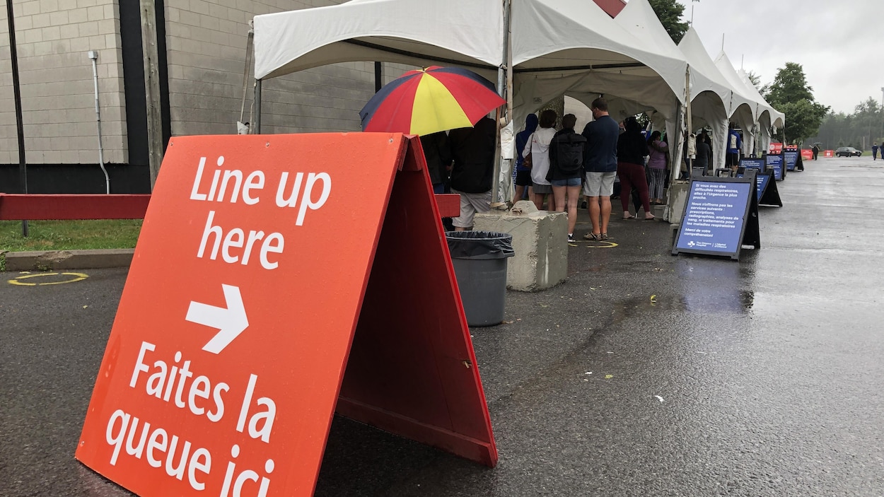 Plusieurs personnes font la file à l'aréna Brewer, à Ottawa.