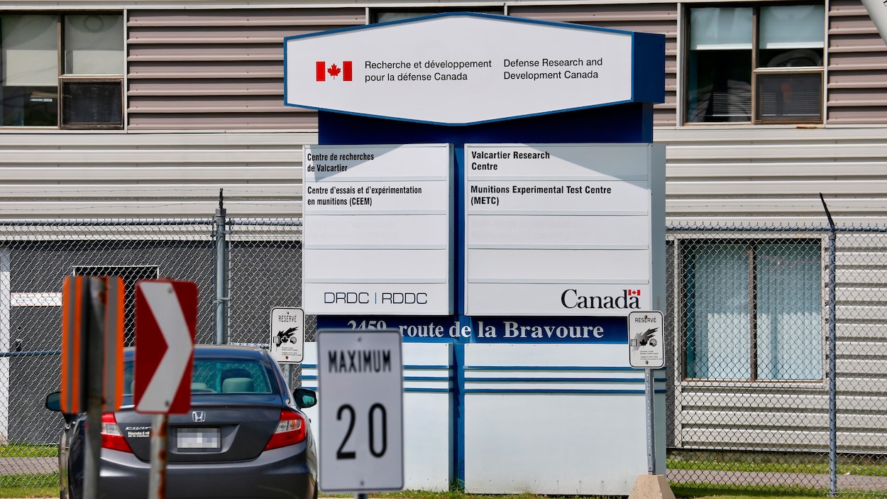 Affiche du centre de Recherche et développement pour la défense Canada.