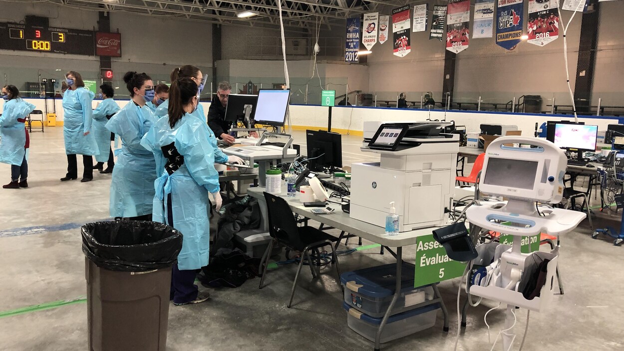 Un groupe d'infirmières devant des ordinateurs.