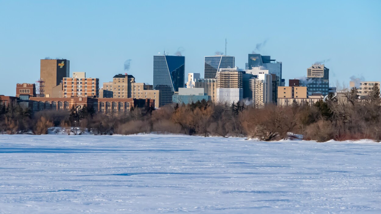 Le centre-ville de Regina et le lac Wascana gelé par une froide journée d'hiver.