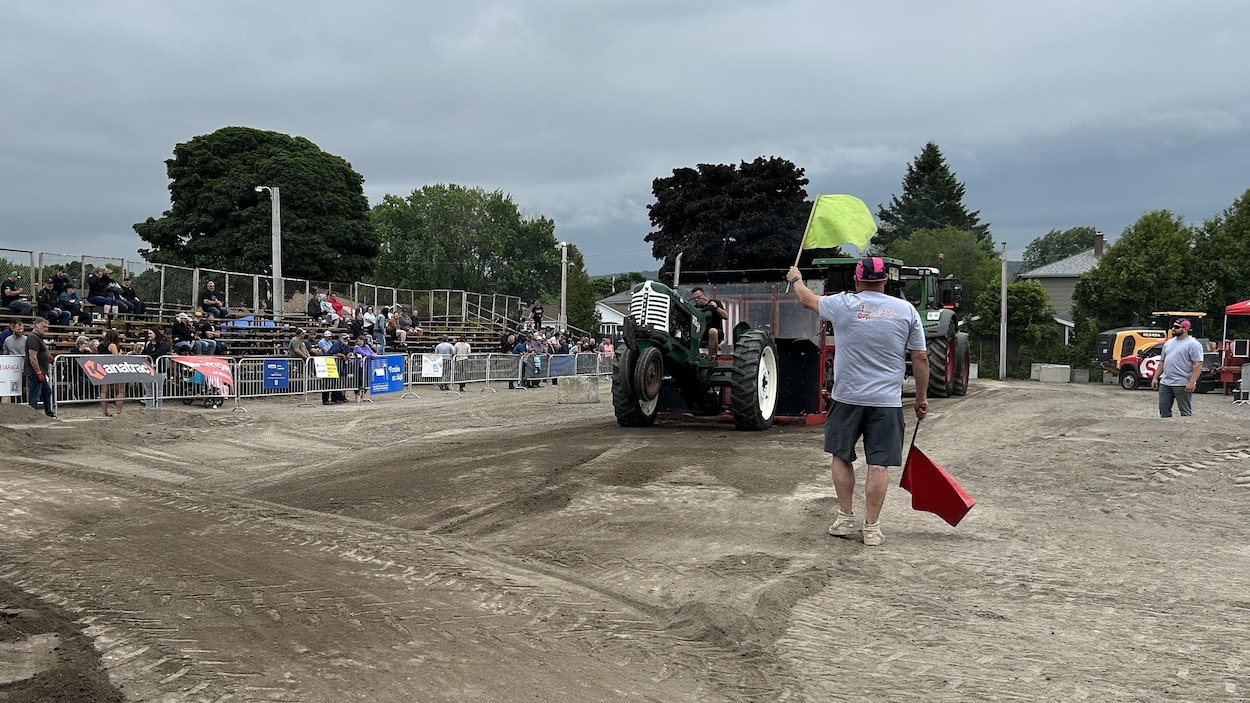 Un concours de tire de tracteurs antiques en plein cœur de Rimouski