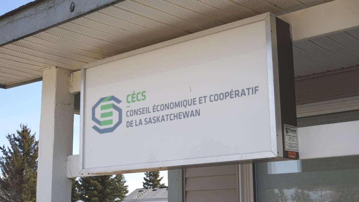Une pancarte avec le logo du Conseil économique et coopératif de la Saskatchewan.