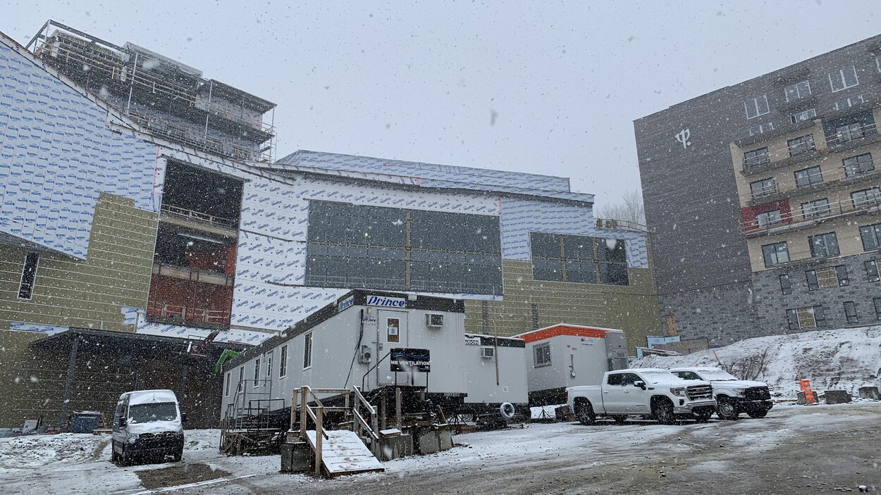 Le Club Med Québec Charlevoix en construction, vu à partir du chantier