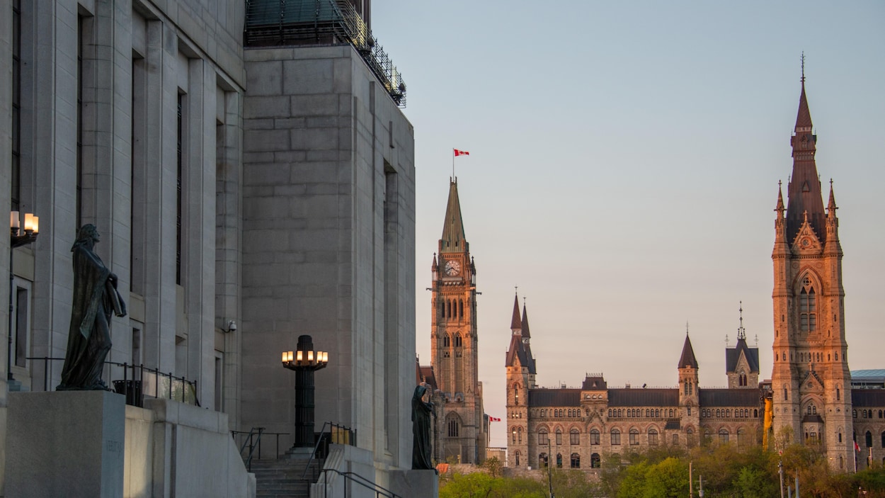 La Cour suprême du Canada et, en arrière-plan, la Colline du Parlement, édifice du Centre et de l'Ouest