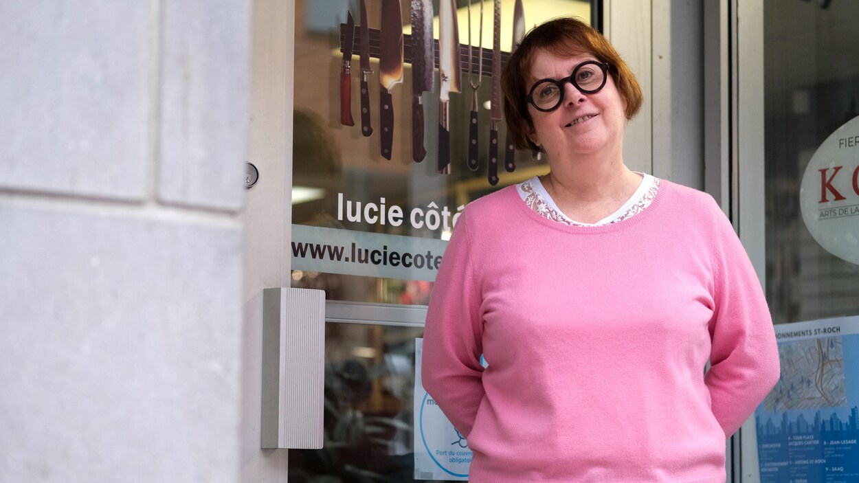 Lucie Côté tout sourire devant la caméra. Lucie Côté tout sourire devant la caméra.