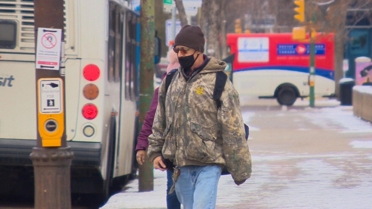 Des gens de Saskatoon portent des masques lors de la pandémie de COVID-19 en hiver.