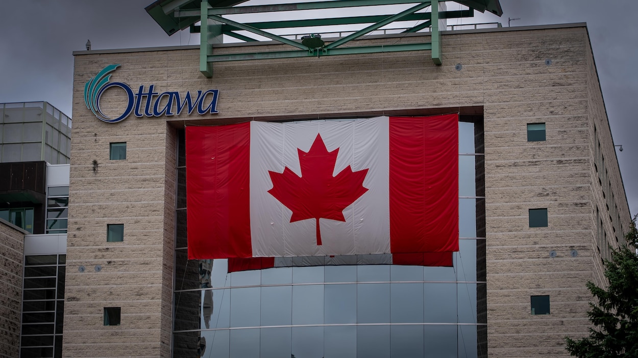 Un drapeau canadien géant en réponse aux tarifs douaniers