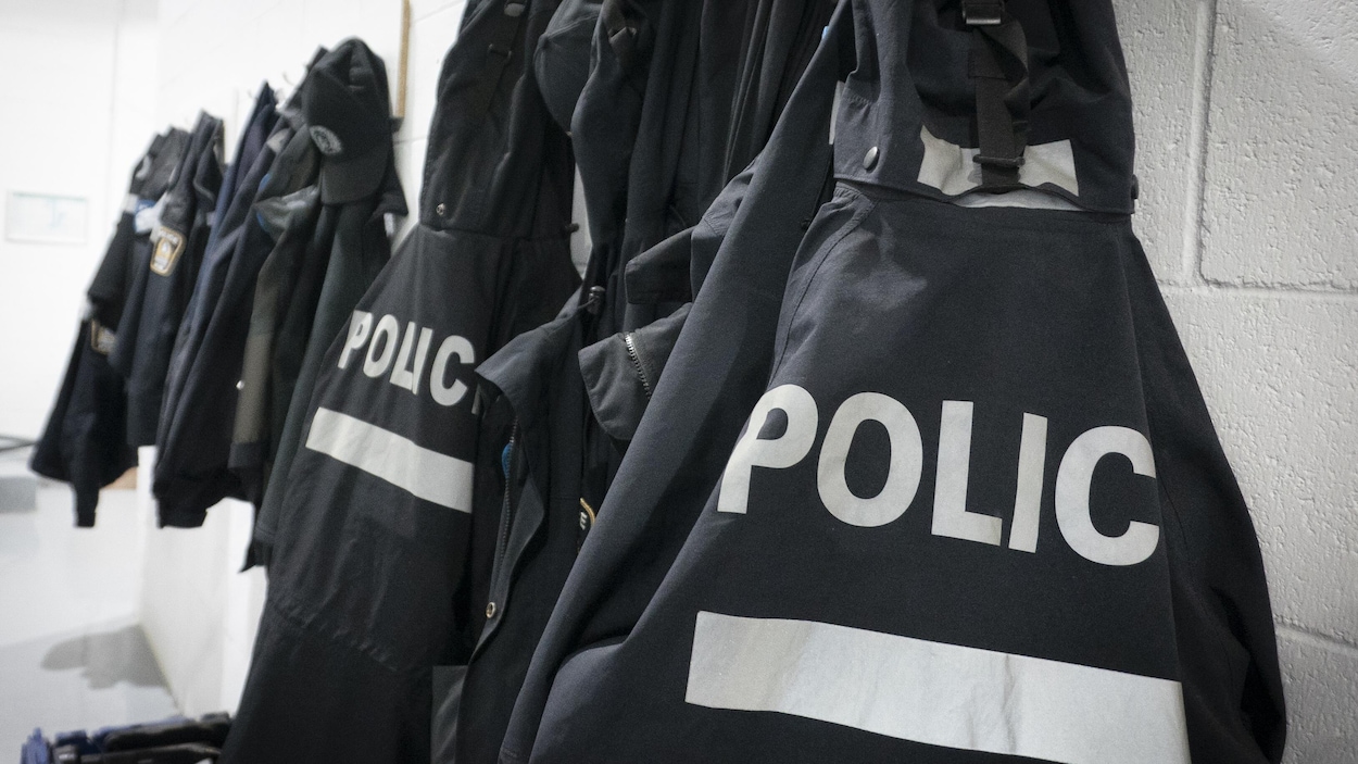 Une quinzaine de policiers du SPVM suspendus pour des gestes haineux et racistes