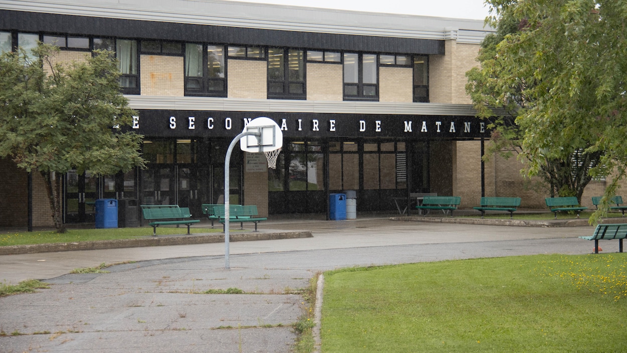 Un élève circule à moto dans l’école secondaire de Matane